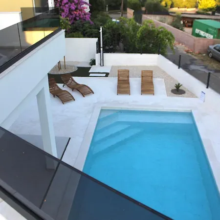 Villa With Pool Mirta Posedarje